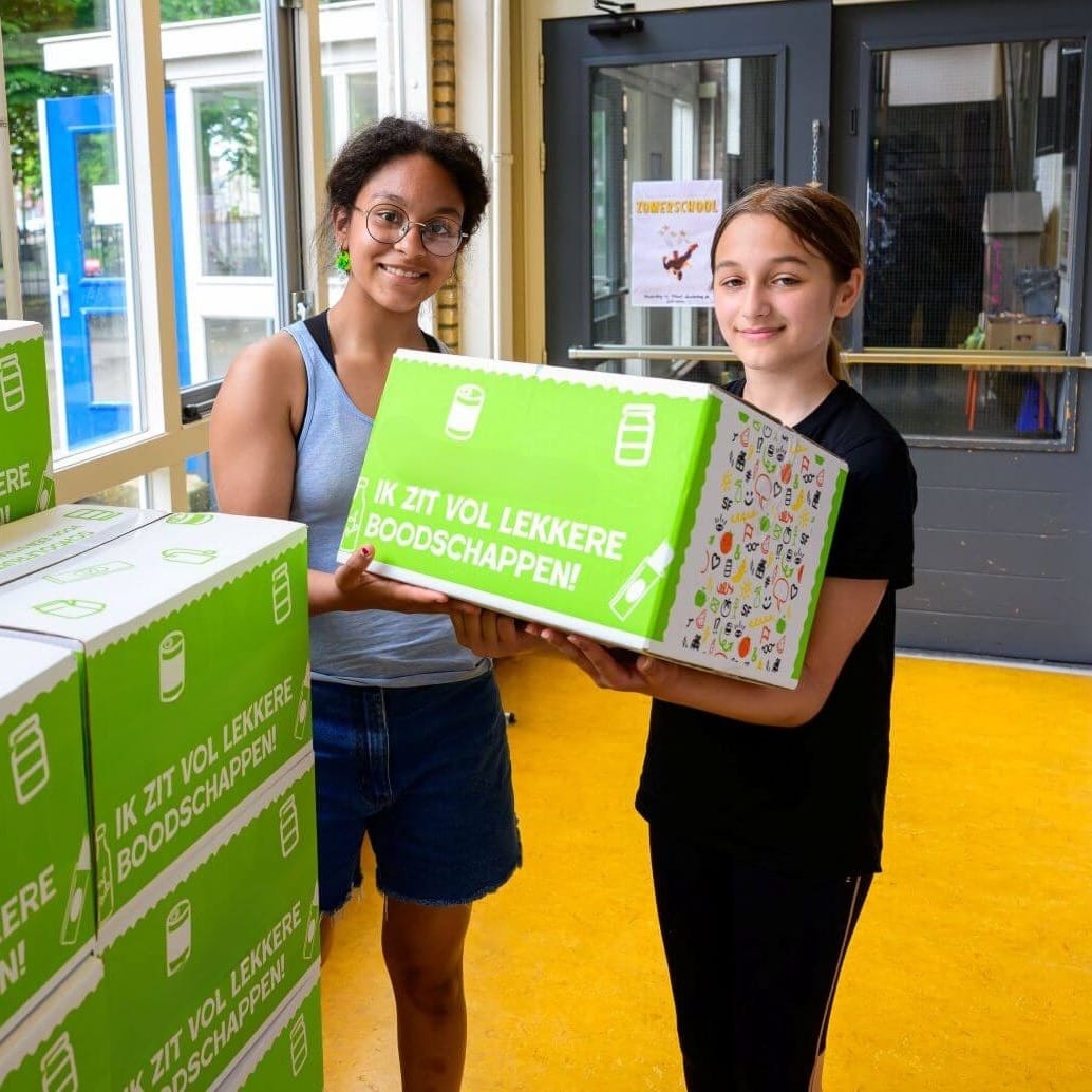 Boodschappenpakket uitdelen op school.
