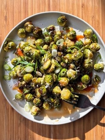 Geroosterde spruitjes met honing en sesam