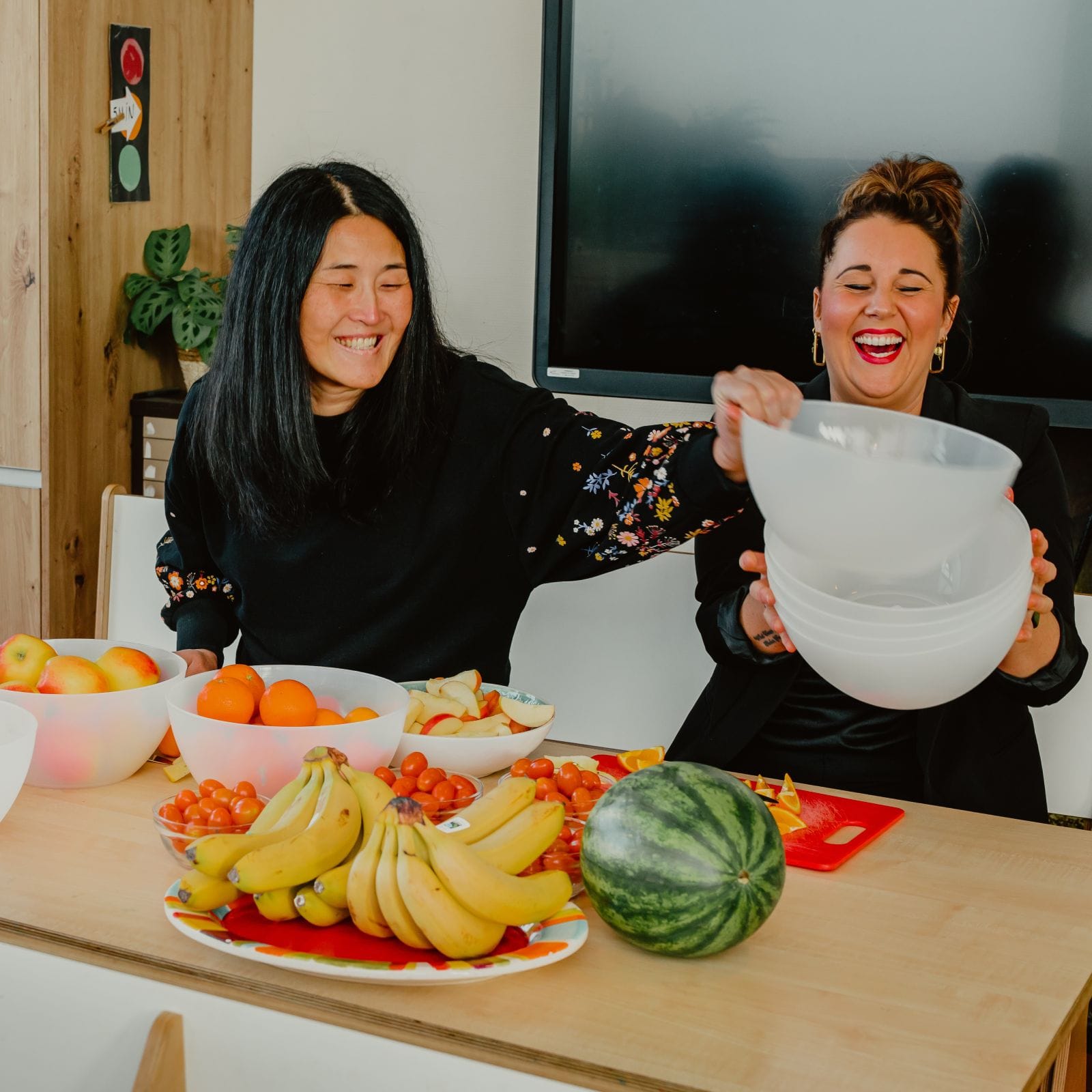 Schoolfruit verdelen door hulpouders