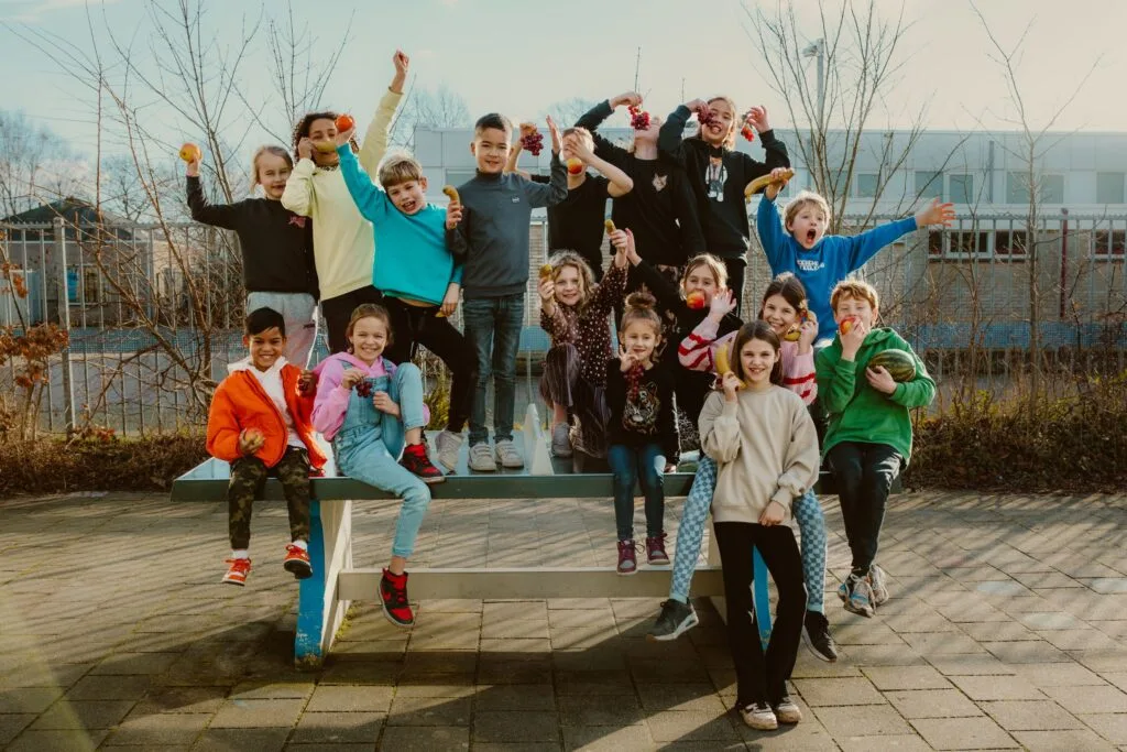 kinderen op schoolplein met schoolfruit