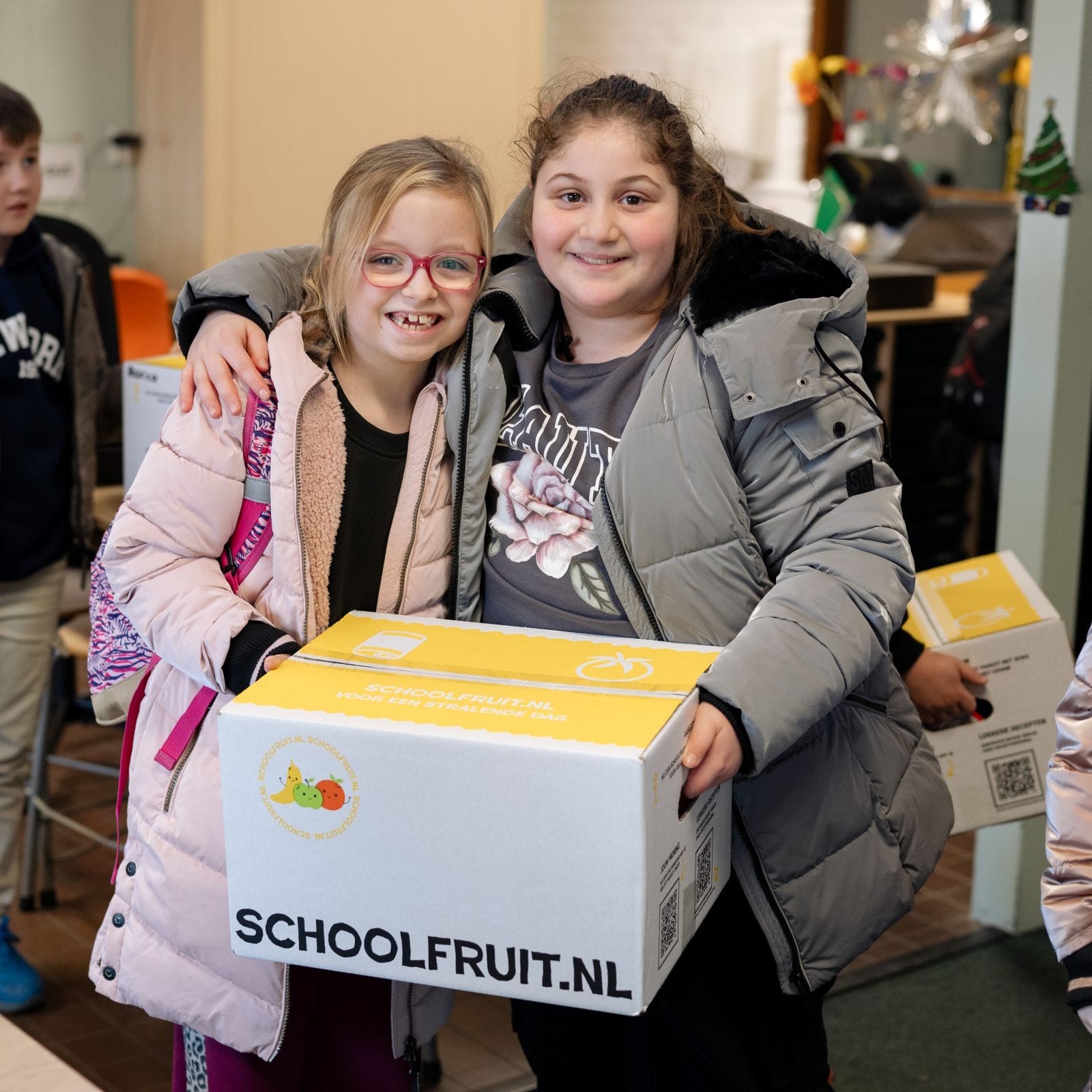 Twee meiden met winterpakket