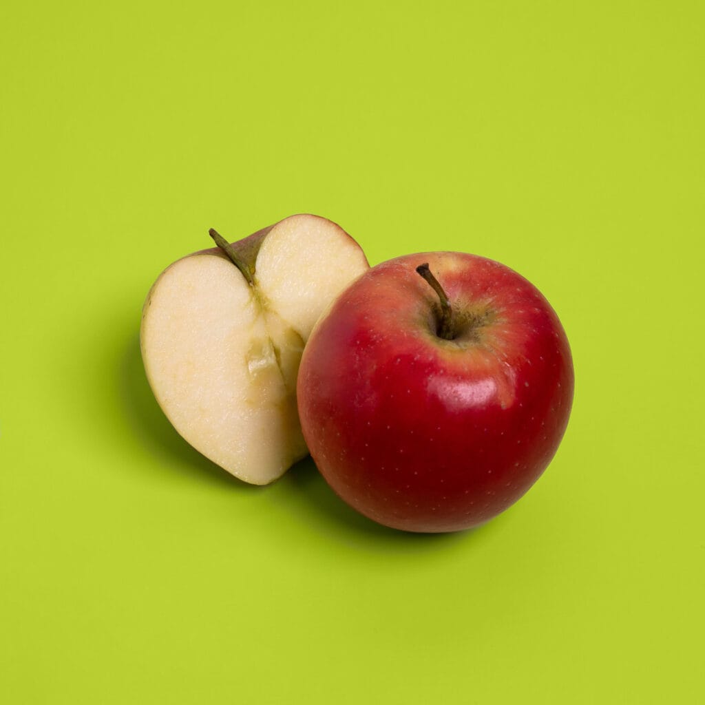 Rode appel en halve appel op groene achtergrond