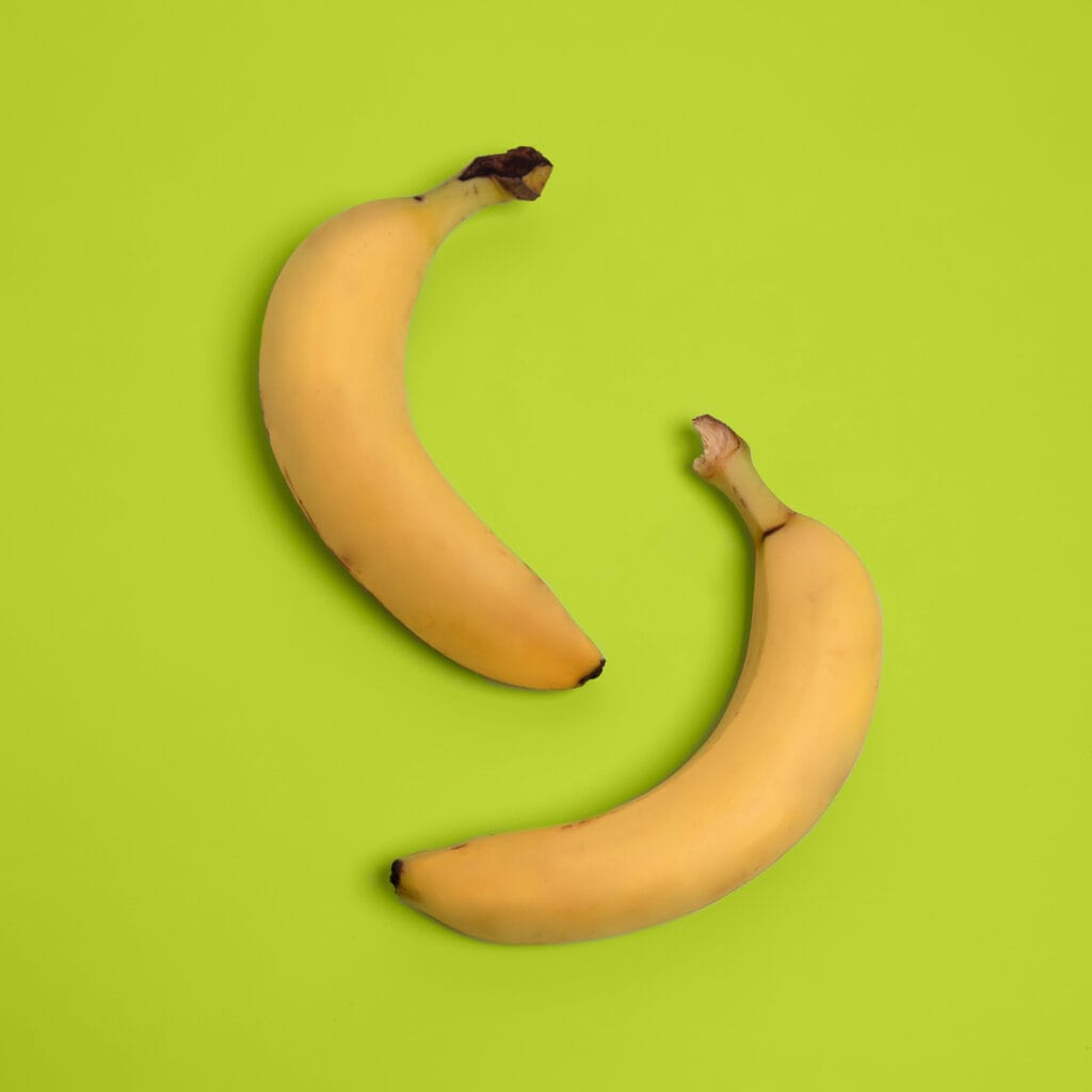 Twee bananen op felgroene achtergrond