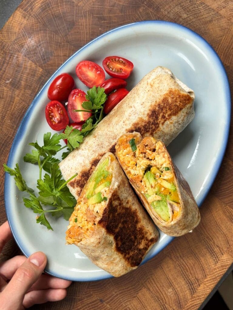 Gegrilde wrap met ei en avocado op bord
