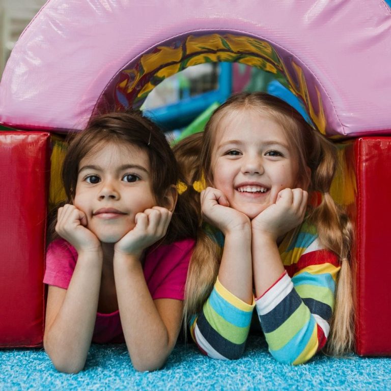 Twee kinderen in de speeltuin op schoolreisje