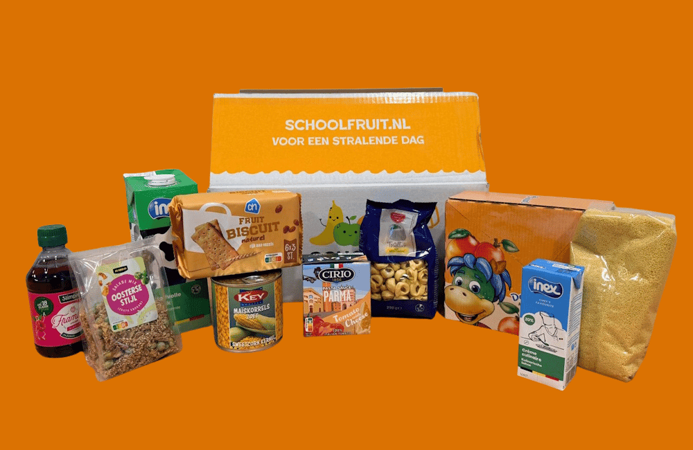 Verschillende houdbare producten op oranje achtergrond