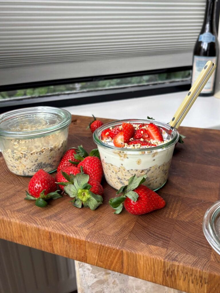 Overnight oats met aardbeien in glazen potjes