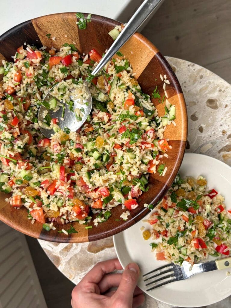 Kleurrijke rijstsalade met groenten in houten schaal