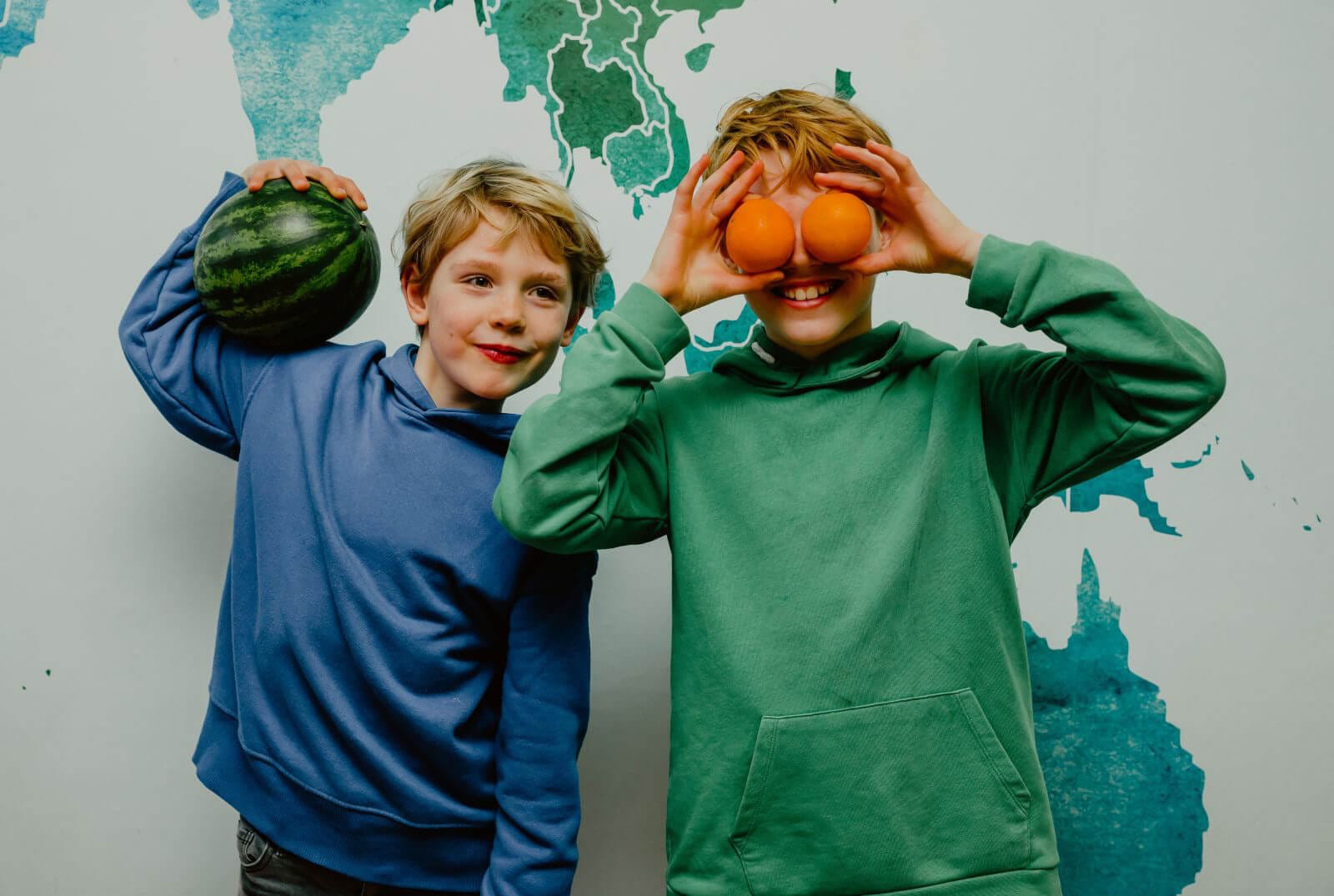 twee jongens met mandarijnen