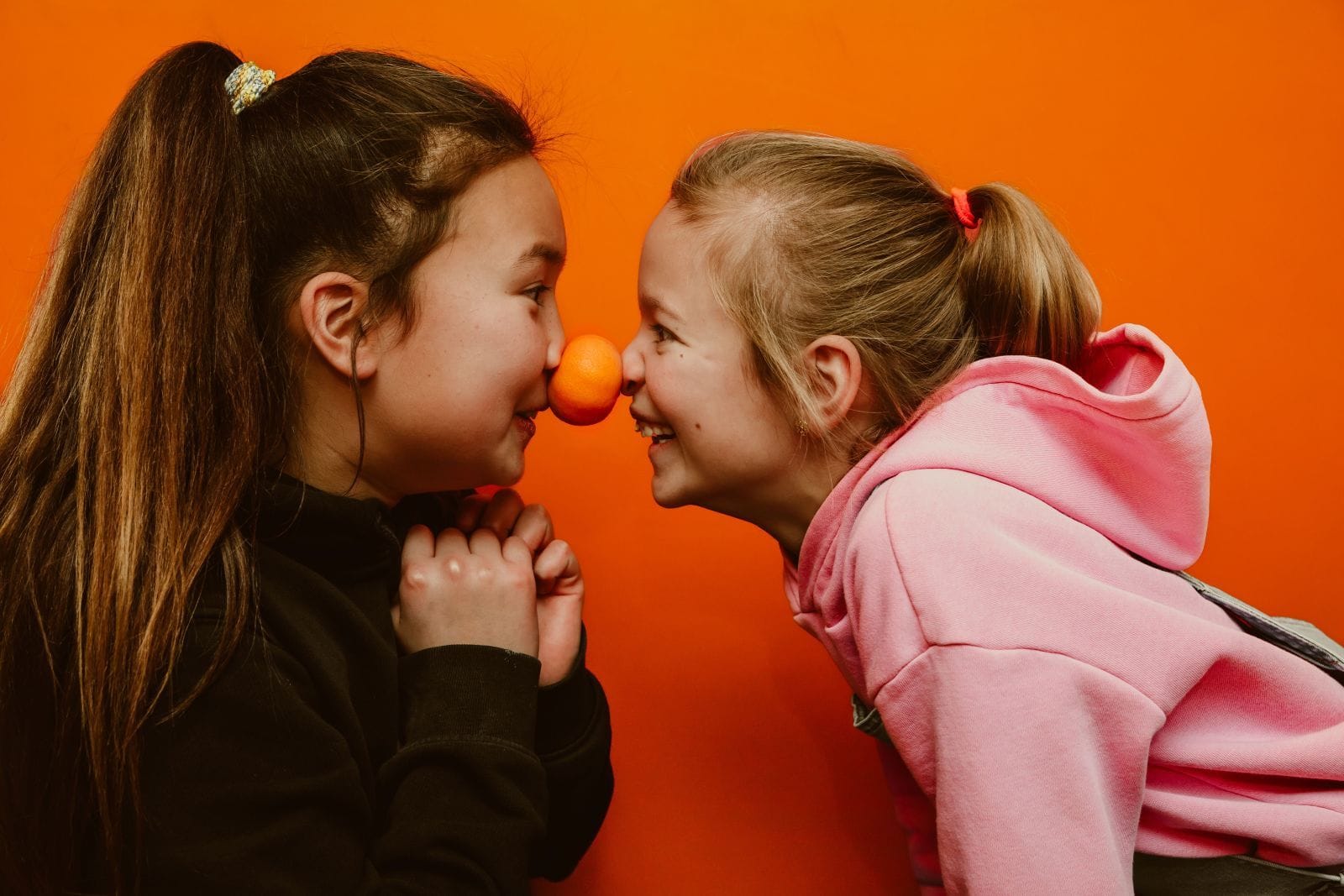 Twee meisjes mandarijn oranje