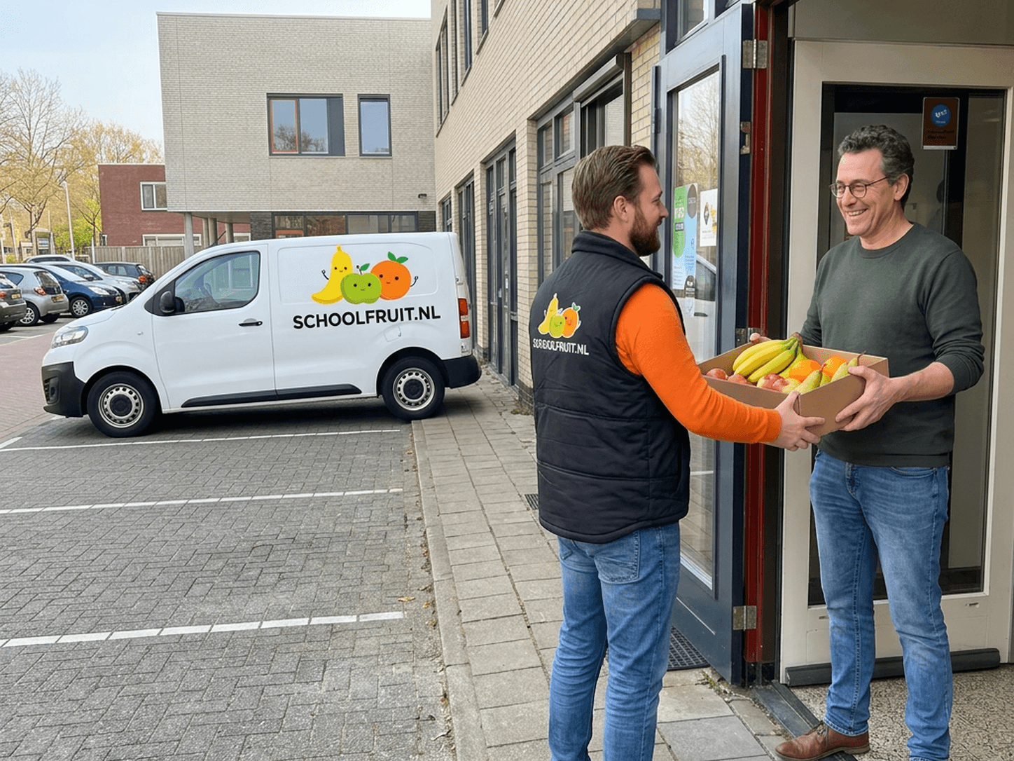 Bezorger overhandigt fruitbox bij schoolgebouw