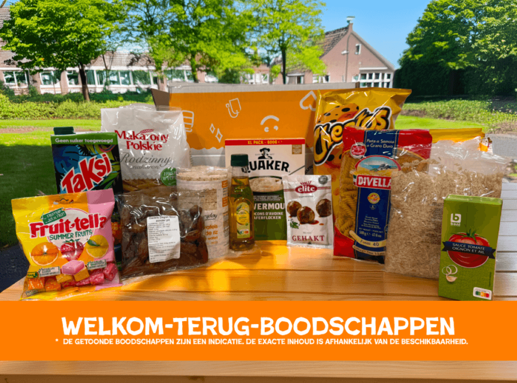 Boodschappenpakket met pasta, snacks en rijst op tafel
