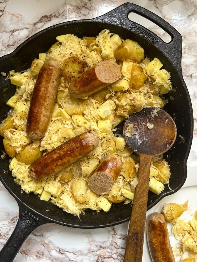 Zuurkool met appel en braadworst